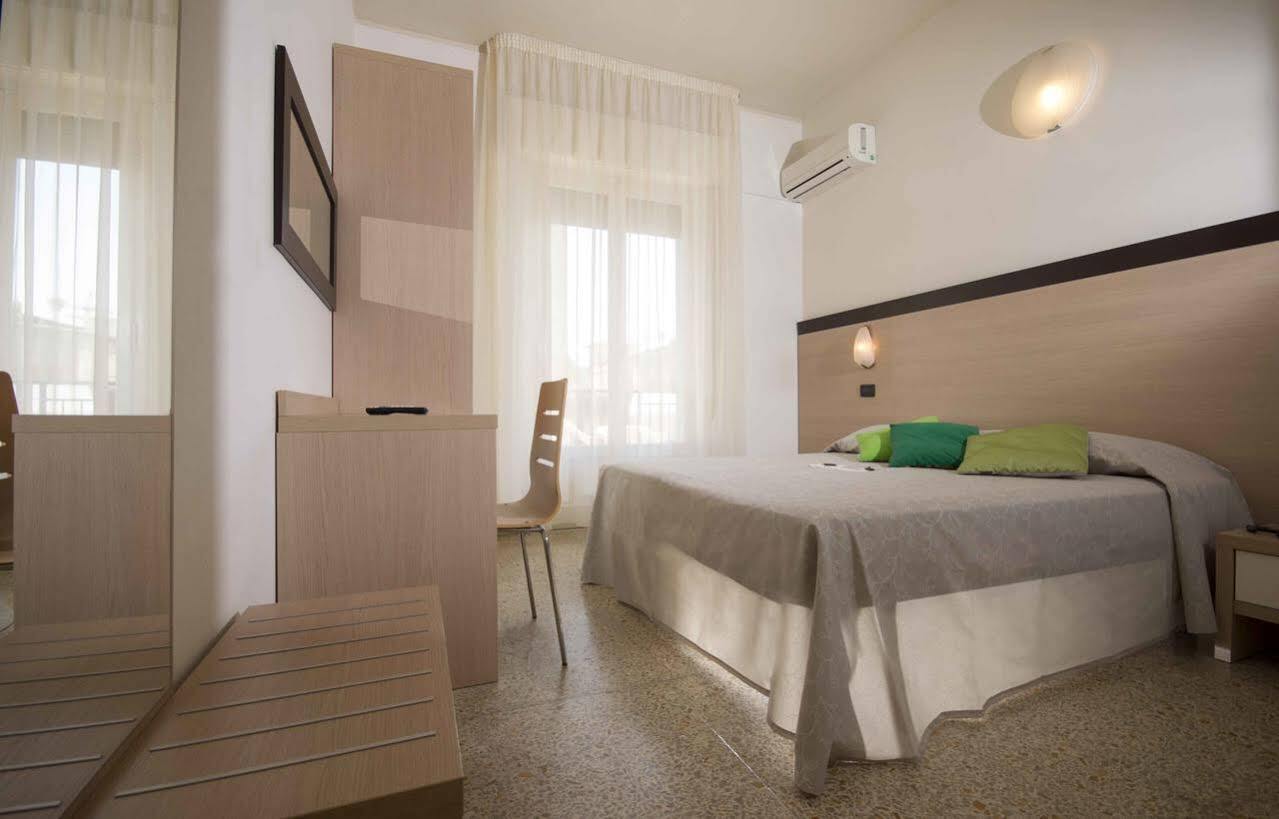 Hotel Veliero Rimini Exterior foto