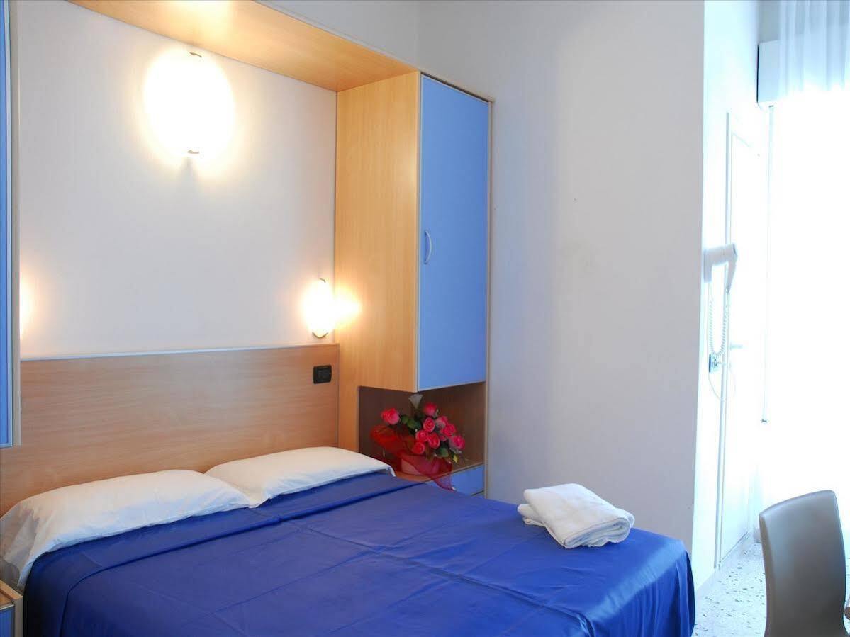 Hotel Veliero Rimini Exterior foto
