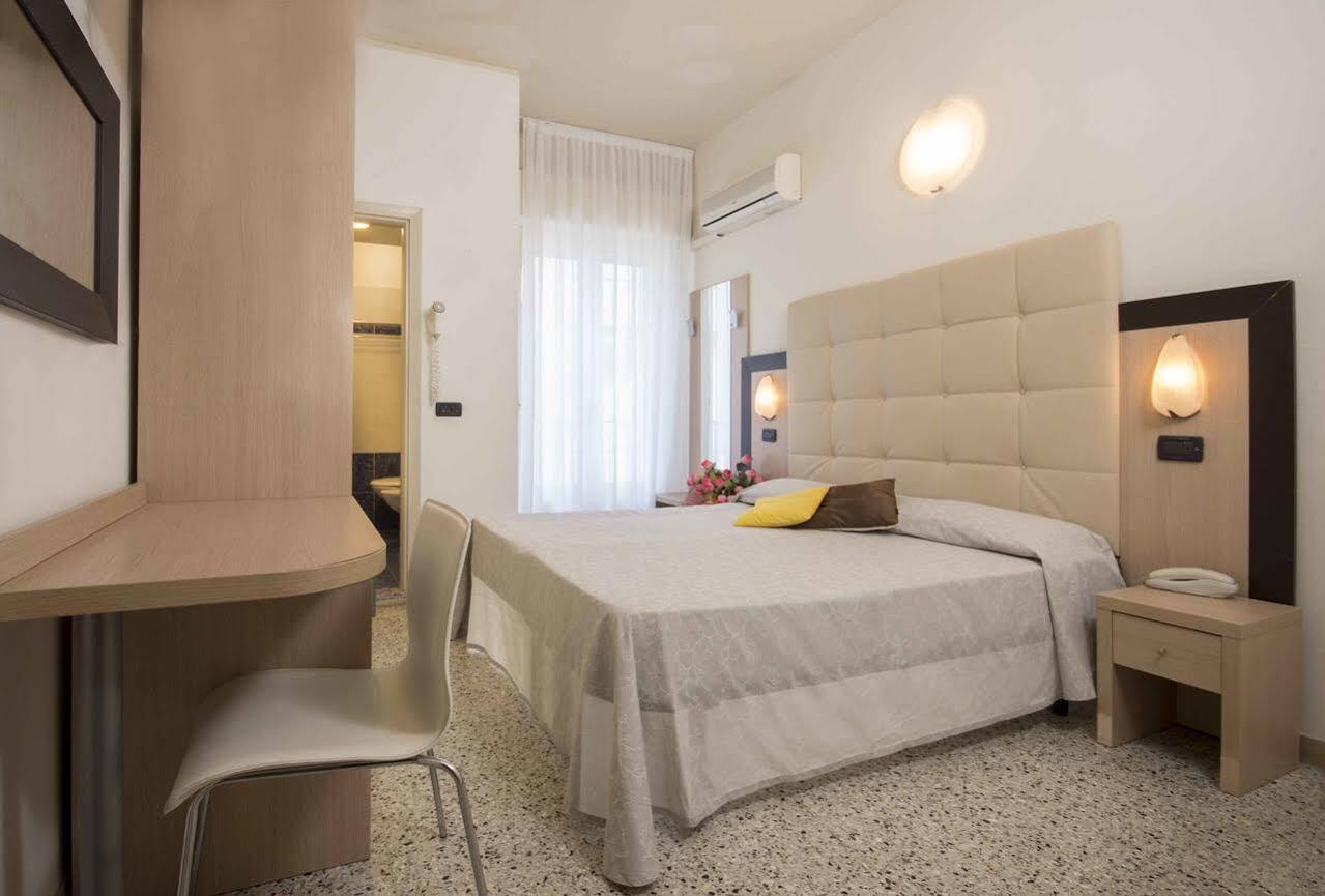 Hotel Veliero Rimini Exterior foto